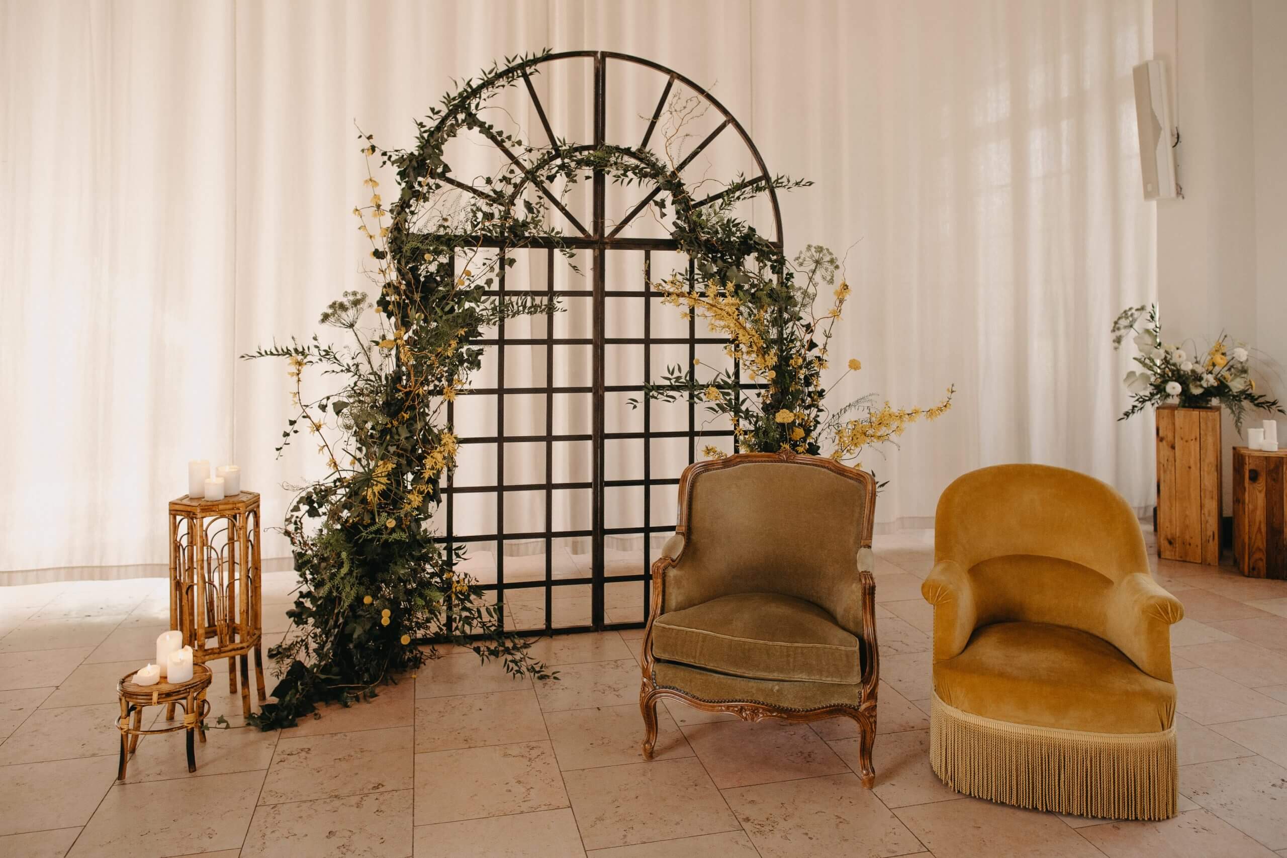 Décoration arche et fauteuils cérémonie de mariage laïque