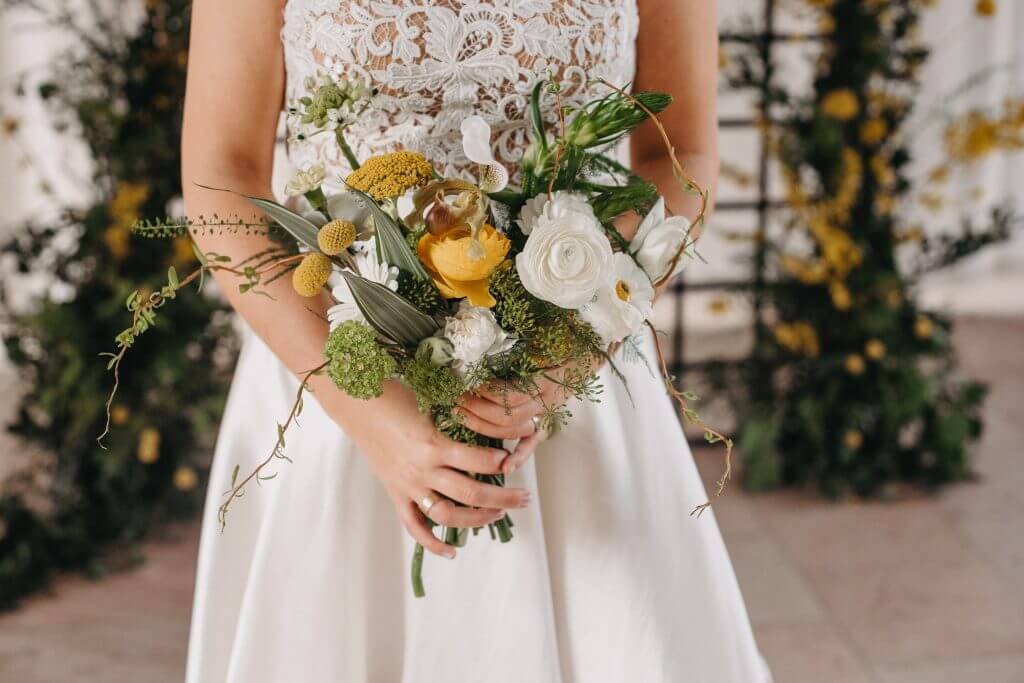 Mariée tenant un bouquet de fleurs